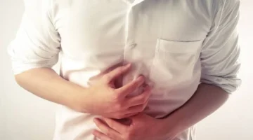 البول الداكن وآلام البطن.. مؤشر خطير يكشف عن مرض صامت يهدد حياتك